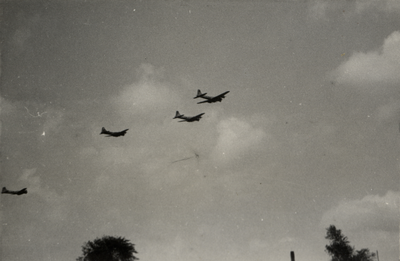 97924 Afbeelding van enkele Amerikaanse B-17 vliegtuigen boven de stad Utrecht, op weg om in het kader van de Operatie ...